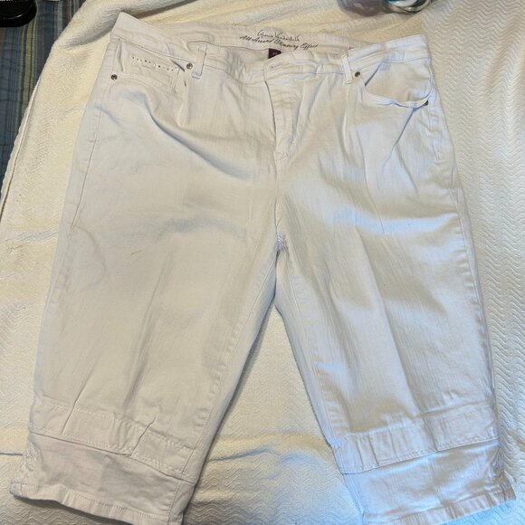 Women's Gloria Vanderbilt 18W Capri's. Zip/Button Close. White. Embellishments. - Picture 1 of 8